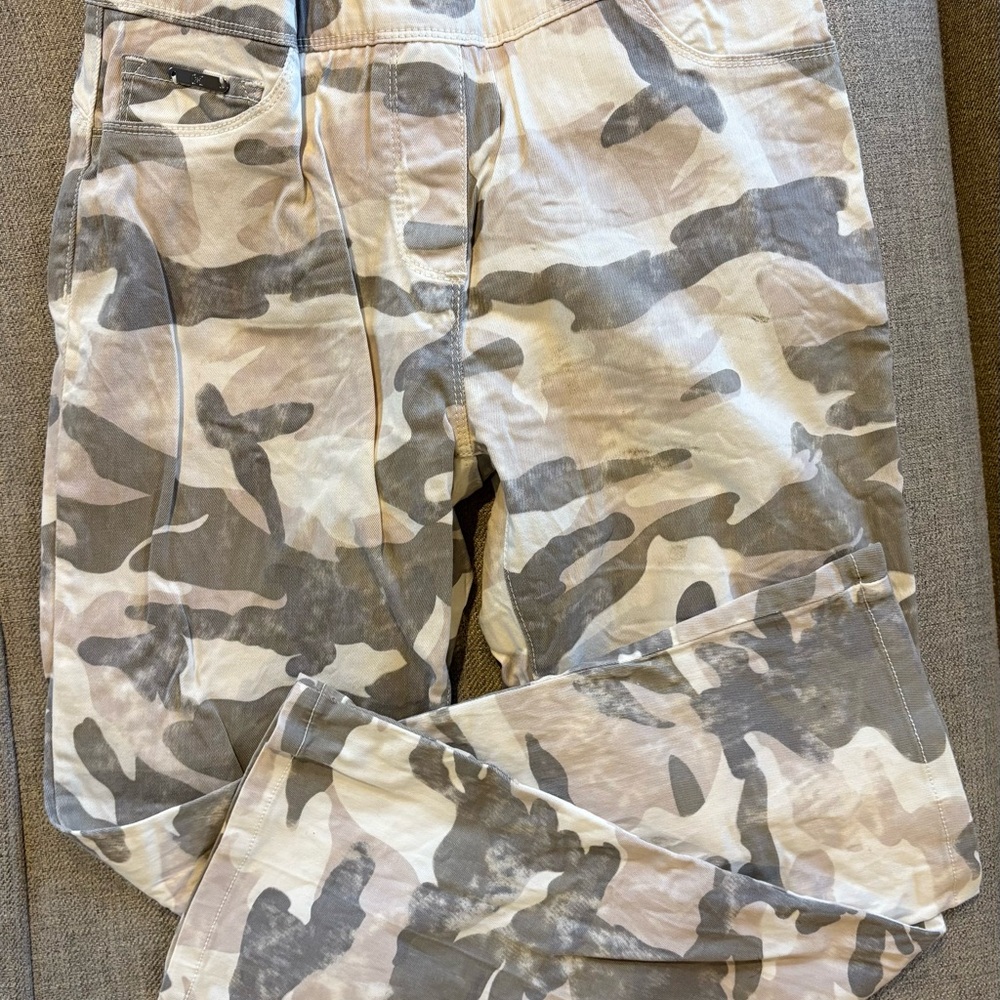 Coco + Carmen Camouflage Capris - Gray and Cream